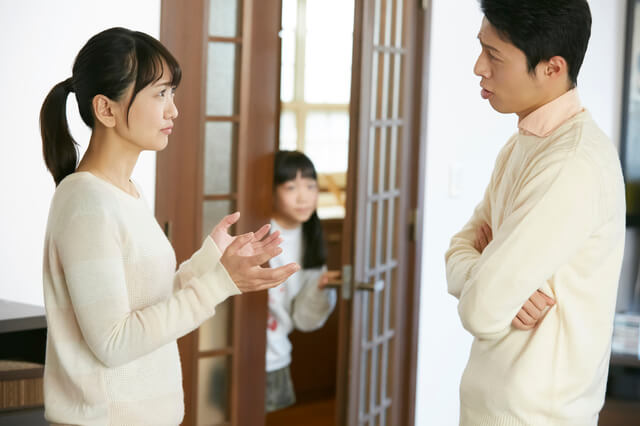 親権について話し合う夫婦