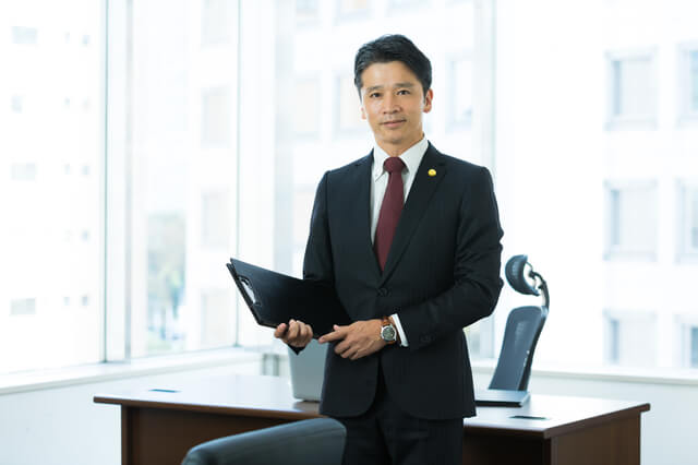 示談の質問に答える弁護士