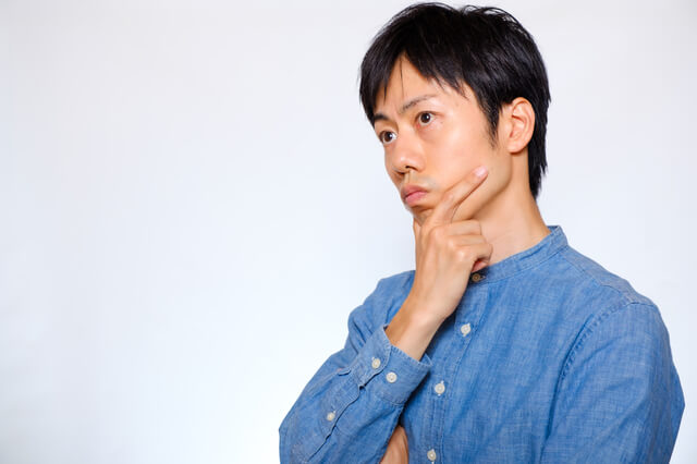 高次脳機能障害について疑問を持つ男性