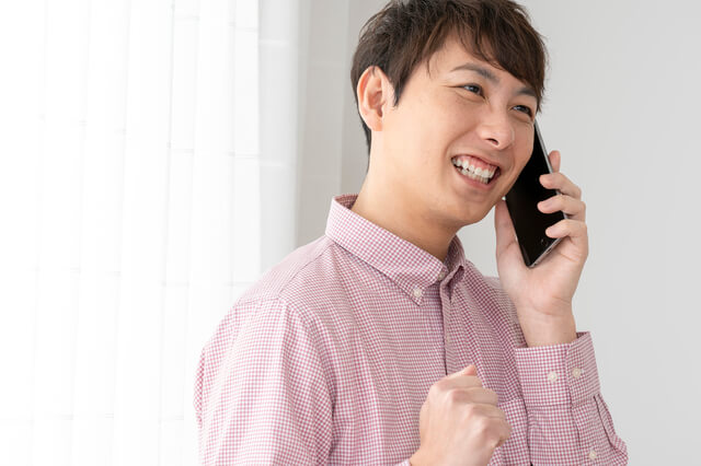 損害賠償金アップに喜ぶ男性