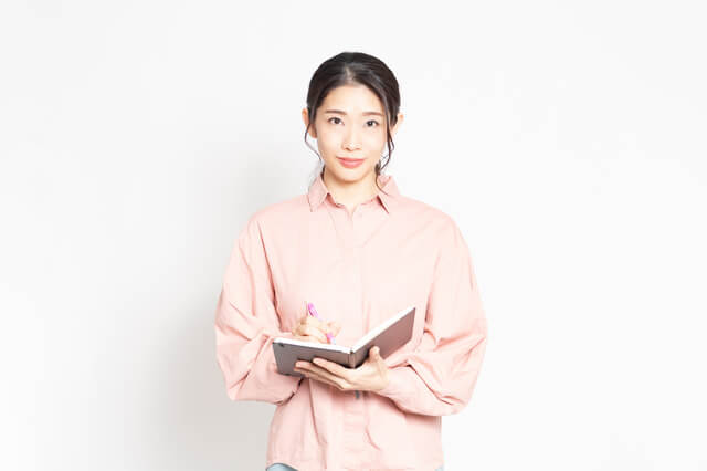 保護者の発言を記録する女性